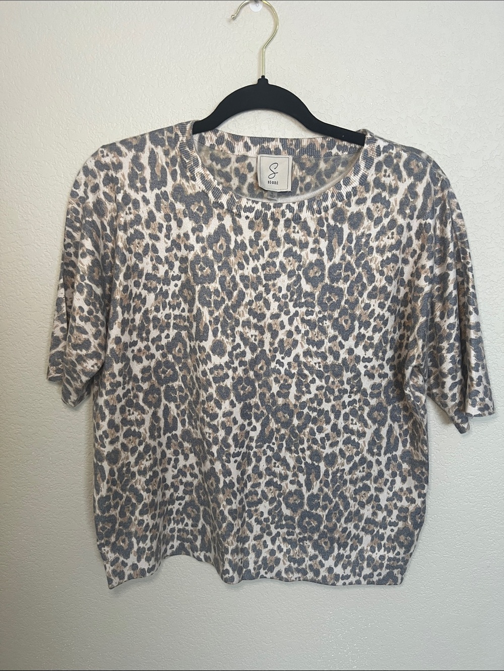 Sioni Leopard Print Short Sleeve Sweater top in Taupe and Cream